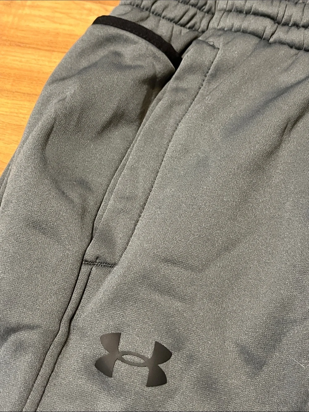 Under Armour boys Charcoal Gray Athletic Joggers youth large